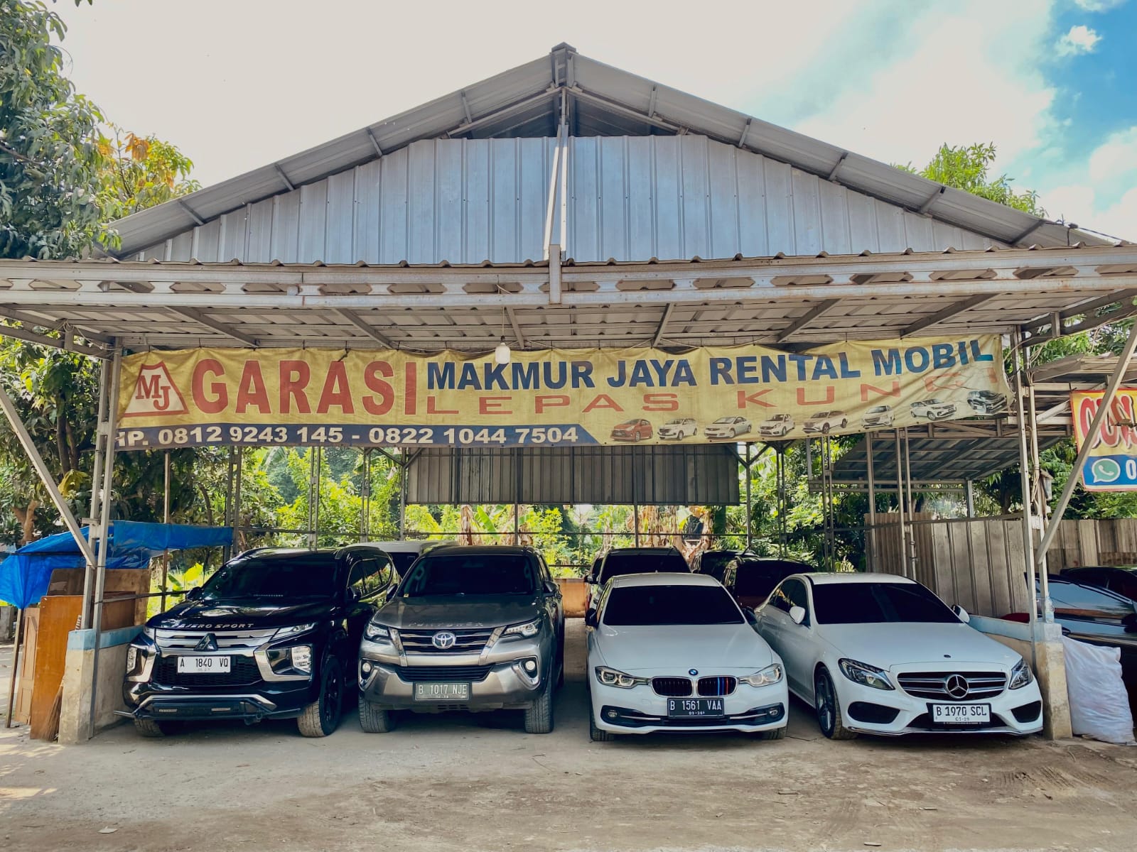 Website rental mobil Makmur Jaya di perangkat
